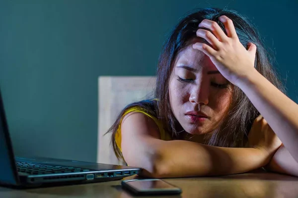 ciberacoso-mujer-llorando.jpg